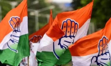 सड़को के गड्ढे सरकार के विकास और सुशासन का हकीकत बयान कर रहे
