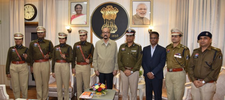 पुलिस को आमजनता से मानवीय दृष्टिकोण को ध्यान में रखते हुए संवेदनशीलता के साथ बर्ताव करना चाहिए।