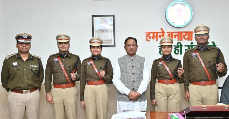 मुख्यमंत्री विष्णुदेव साय से प्रशिक्षु आईपीएस अधिकारियों ने की सौजन्य भेंट….