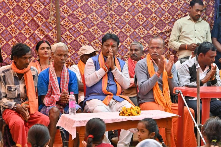 दुबे उमरगाँव में एस आई आर बैठक में शामिल हुए बस्तर सांसद 