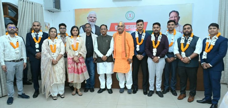 मुख्यमंत्री  विष्णु देव साय से छत्तीसगढ़ लोक सेवा आयोग 2024 के टॉप 10 अभ्यर्थियों ने की सौजन्य भेंट
