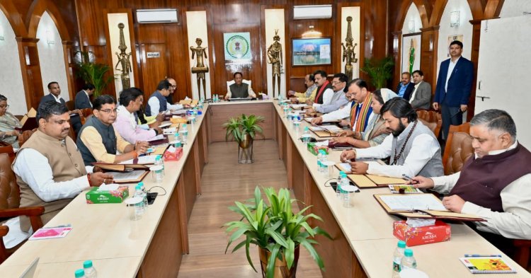 मुख्यमंत्री  विष्णु देव साय की अध्यक्षता में मुख्यमंत्री निवास कार्यालय में कैबिनेट की बैठक