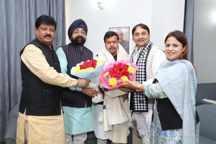 भारतीय जनता पार्टी के नवनियुक्त राष्ट्रीय कार्यकारी अध्यक्ष नितिन नबीन से मंगलवार को राज्य अक्षय ऊर्जा विकास निगम के अध्यक्ष भूपेन्द्र सिंह सवन्नी, राज्य नागरिक आपूर्ति निगम के अध्यक्ष संजय श्रीवास्तव, राज्य पर्यटन मण्डल के अध्यक्ष नीलू शर्मा और भाजपा प्रदेश मंत्री हर्षिता पाण्डेय ने भेंट कर उन्हें बधाई देते हुए शुभकामनाएँ व्यक्त की।