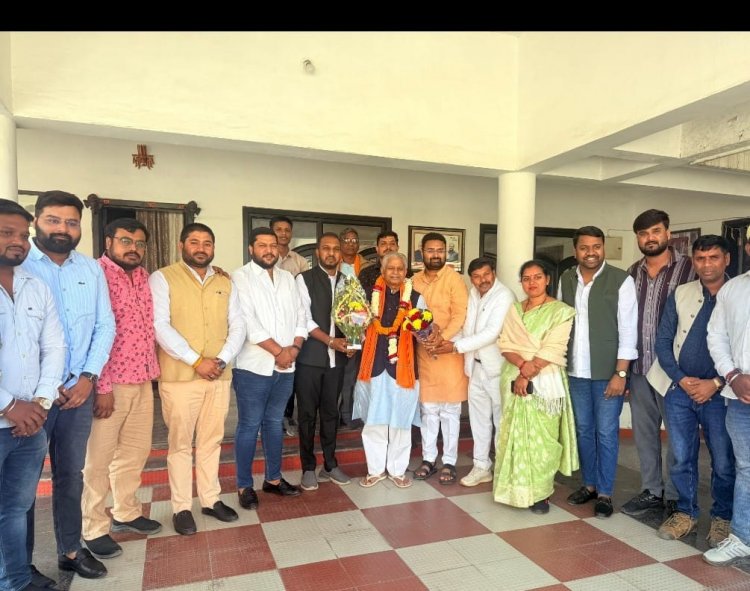 प्रदेश भाजपा पदाधिकारियों ने पूर्व विधानसभा अध्यक्ष धरमलाल कौशिक से निवास पहुंचकर की सौजन्य भेंट