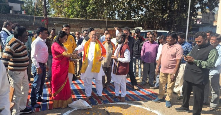 उत्तर विधायक पुरंदर मिश्रा ने आंगनबाड़ी भवन , सामुदायिक भवन एवं सीसी रोड मंझीपारा में निर्माण कार्यों का किया विधिवत भूमिपूजन