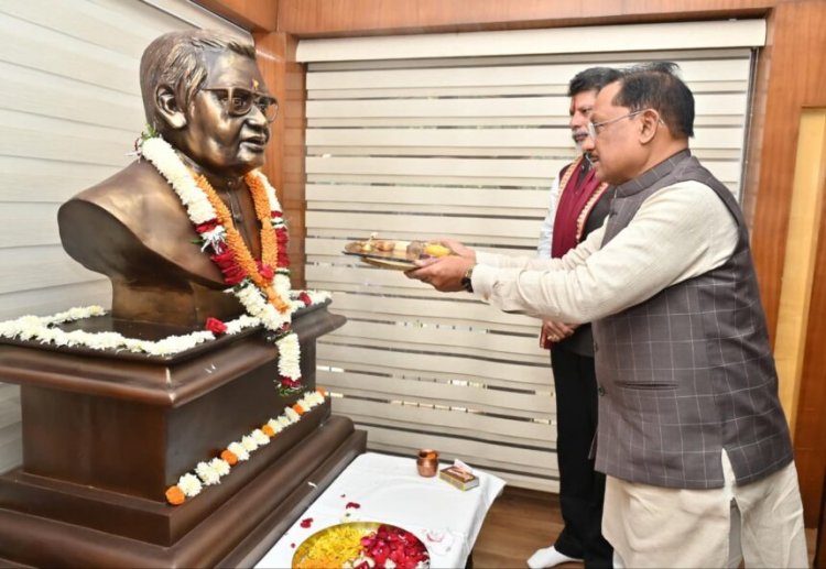 सीएम विष्णु देव साय ने अटल बिहारी वाजपेयी की प्रतिमा पर माल्यार्पण कर दी श्रद्धांजलि