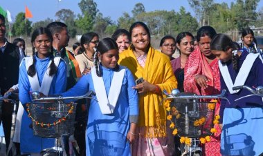 मंत्री श्रीमती लक्ष्मी राजवाड़े ने छात्राओं को साइकिलें वितरित कीं