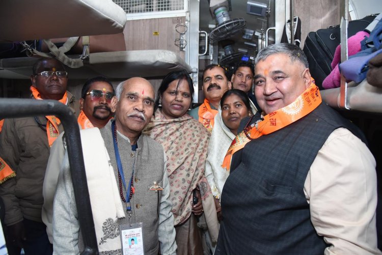 राम-नाम की धुन पर 850 भक्त रामलला के दर्शन के लिए अयोध्या रवाना पर्यटन एवं संस्कृति मंत्री  राजेश अग्रवाल ने दिखाई हरी झंडी
