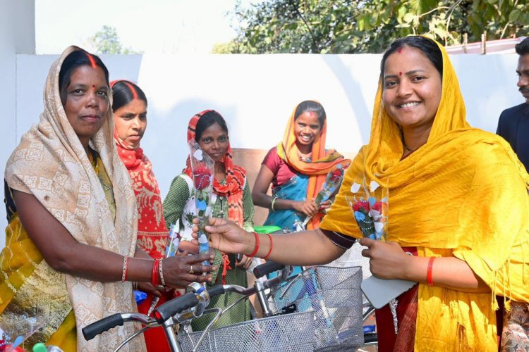  मंत्री लक्ष्मी राजवाड़े गांव–बस्ती चलो अभियान के तहत भटगांव विधानसभा के महावीरपुर और संजय नगर पहुँचीं