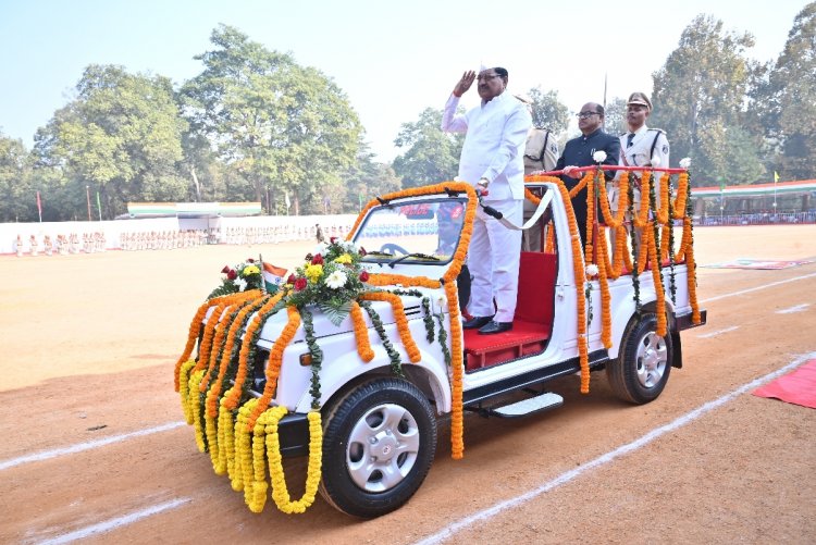 खाद्य मंत्री  दयाल दास बघेल ने मुख्य समारोह में राष्ट्रीय ध्वज फहराकर ली संयुक्त परेड की सलामी