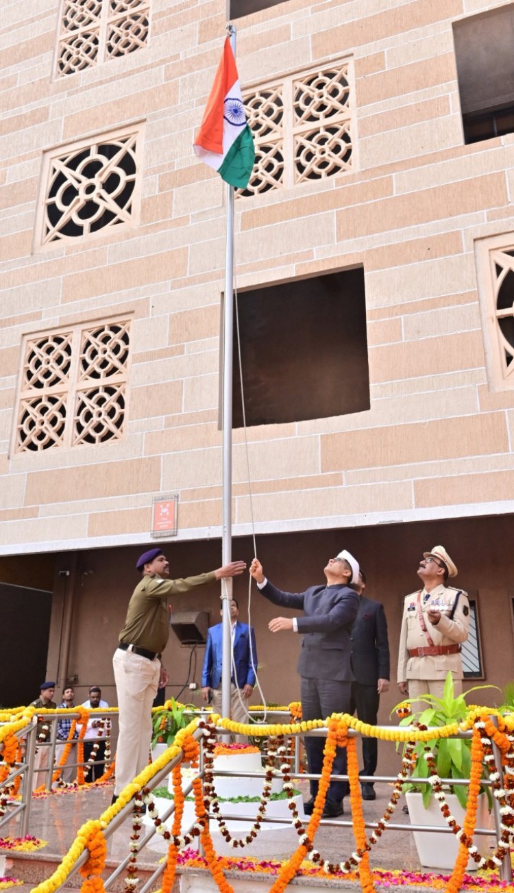 गणतंत्र दिवस : मंत्रालय में सामान्य प्रशासन विभाग के सचिव श्री चंपावत ने किया ध्वजारोहण