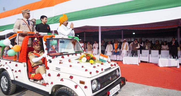 उपमुख्यमंत्री अरुण साव ने जगदलपुर के लालबाग मैदान में राष्ट्रीय ध्वज फहराकर ली परेड की सलामी