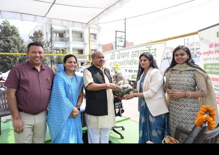 आयुर्वेदिक चिकित्सा से जनसेवा की अनूठी पहल, पुरंदर मिश्रा ने दीप प्रज्वलित कर शिविर का किया शुभारंभ