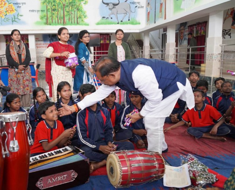 मुख्यमंत्री साय ने दिव्यांग बच्चों से की मुलाकात: नारायणपुर के परीयना दिव्यांग आवासीय विद्यालय को बस देने की घोषणा