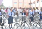 उद्योग मंत्री  लखन लाल देवांगन ने छात्राओं को बांटी साइकिल, बोले: खूब पढ़े-खूब बढ़े