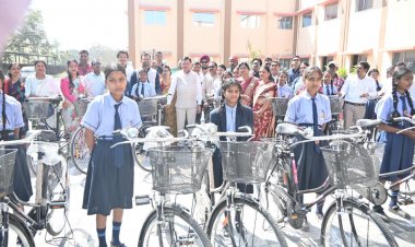  उद्योग मंत्री  लखन लाल देवांगन ने छात्राओं को बांटी साइकिल, बोले: खूब पढ़े-खूब बढ़े