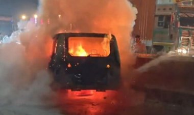 रायपुर में खौफनाक मंजर: बीच सड़क आग का गोला बनी चलती कार, यात्रियों ने ऐसे बचाई जान