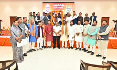 भाजपा विधायक दल की बैठक में मुख्यमंत्री  विष्णुदेव साय को जन्मदिन की बधाई