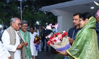 नेता प्रतिपक्ष डॉ. चरणदास महंत के निवास पहुंचे मध्य प्रदेश के पूर्व मुख्यमंत्री, राज्यसभा सांसद और कांग्रेस के वरिष्ठ नेता दिग्विजय सिंह।