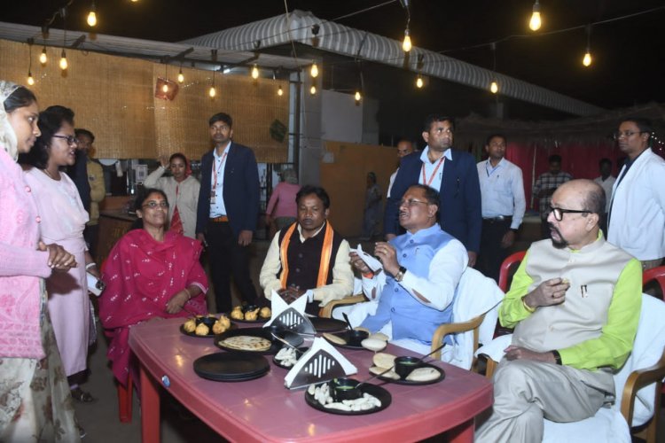 कोंडागांव के मोर सुआद-दीदी की रसोई” में पारंपरिक व्यंजनों का चखा स्वाद