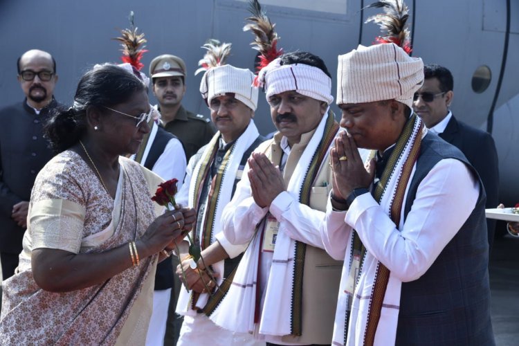 एयरपोर्ट पर उप मुख्यमंत्री  विजय शर्मा, केंद्रीय राज्य मंत्री तोखन साहू और वन मंत्री  केदार कश्यप ने राष्ट्रपति का अभिनंदन किया।