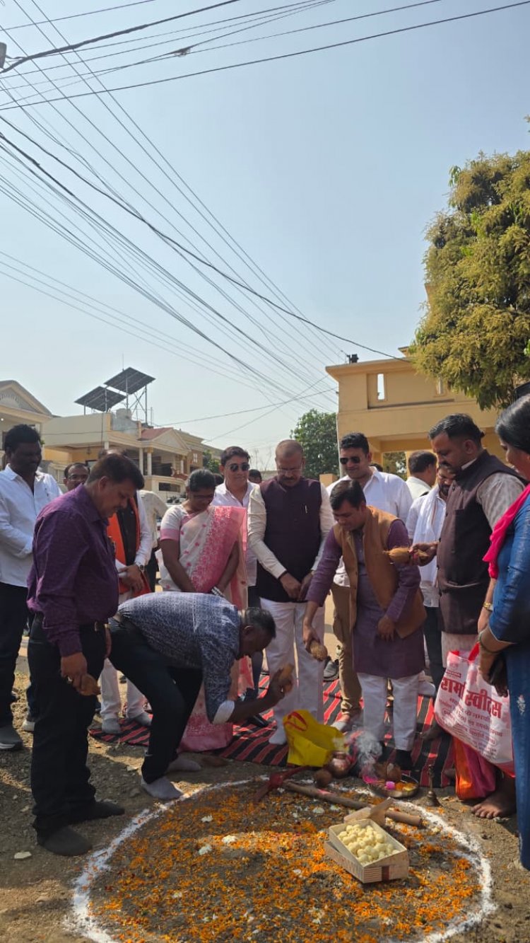 रायपुर ग्रामीण विधायक  मोतीलाल साहू ने पार्षदो सहित नगर निगम जोन 9 के विभिन्न वार्डो में 1 करोड़ से अधिक के नये विकास कार्यों का लोकार्पण और ढाई करोड़ से अधिक के नये विकास कार्यों का भूमिपूजन कर नगरवासियो को दी अनुपम सौगात 