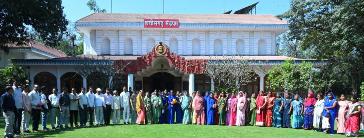 राज्यपाल के गोद ग्राम टेमरी के ग्रामीणों ने किया लोकभवन का भ्रमण….