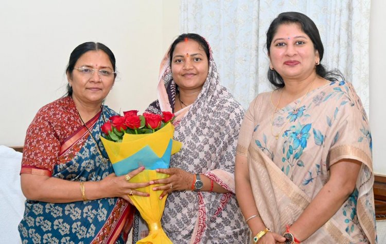 केंद्रीय महिला एवं बाल विकास राज्यमंत्री श्रीमती सावित्री ठाकुर से मंत्री श्रीमती लक्ष्मी राजवाड़े ने की सौजन्य भेंट