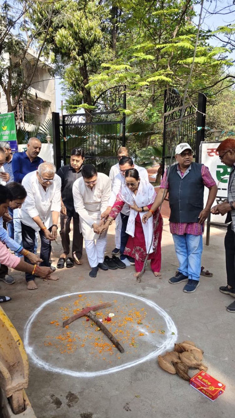 सीजीएमएससीएल के अध्यक्ष  दीपक म्हस्के ने पार्षद एवं एमआईसी सदस्य श्रीमती संजना संतोष हियाल और रहवासियों सहित किया भूमिपूजन