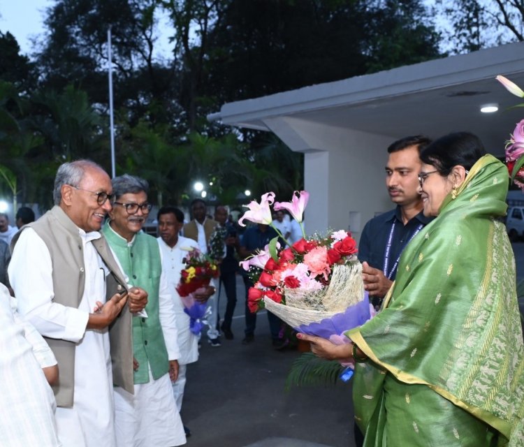 नेता प्रतिपक्ष डॉ. चरणदास महंत के निवास पहुंचे मध्य प्रदेश के पूर्व मुख्यमंत्री, राज्यसभा सांसद और कांग्रेस के वरिष्ठ नेता दिग्विजय सिंह।