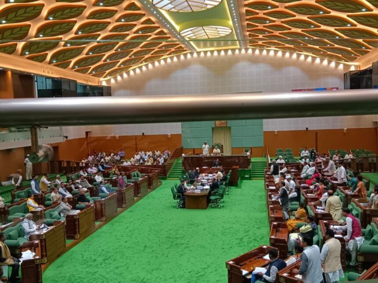 छत्तीसगढ़ विधानसभा : आदिवासी नेता की मौत पर सदन में हंगामा, मंत्री के जवाब से नाराज़ विपक्ष का वॉकआउट