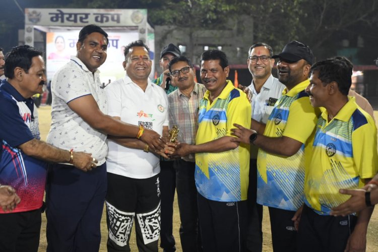 रायपुर नगर निगम मेयर कप क्रिकेट स्पर्धा:-नगर निगम जोन 7  ने जोन 1 की टीम को  हराकर किया सेमीफाइनल में प्रवेश