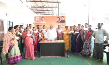 *होली के रंगों संग सेवा का संकल्प: विधायक पुरंदर मिश्रा ने जरूरतमंदों को स्वेच्छानुदान राशि वितरित की*