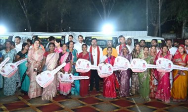 कबीरधाम में ‘दीदियों’ ने संभाली स्टीयरिंग, उपमुख्यमंत्री श्री शर्मा बने पैसेंजर