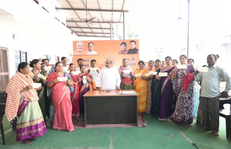 *होली के रंगों संग सेवा का संकल्प: विधायक पुरंदर मिश्रा ने जरूरतमंदों को स्वेच्छानुदान राशि वितरित की*