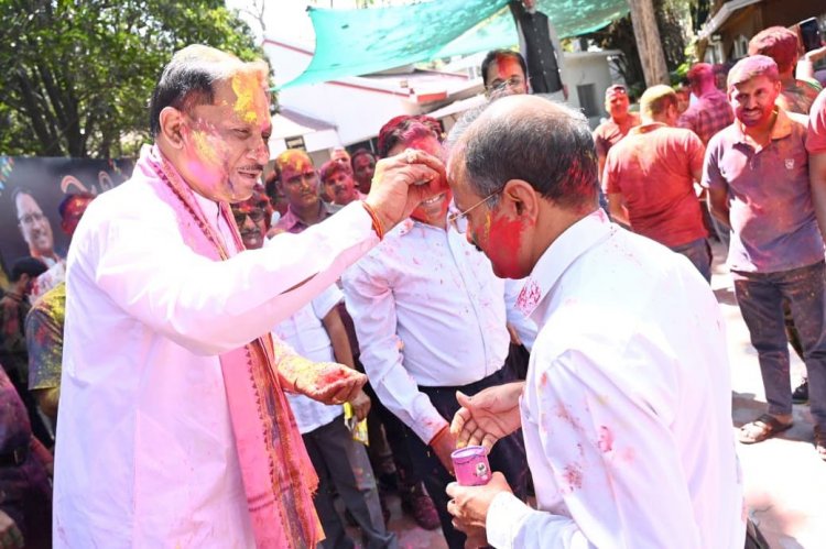 मुख्यमंत्री निवास में होली के रंगों की बौछार: मुख्यमंत्री विष्णु देव साय ने अधिकारियों-कर्मचारियों संग खेली होली….