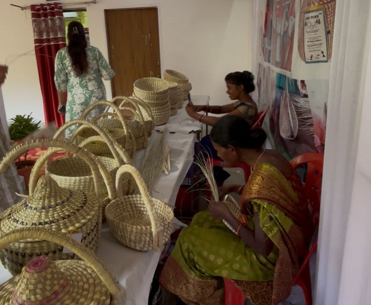 पारंपरिक हस्तशिल्प उत्पाद बना आजीविका का साधन