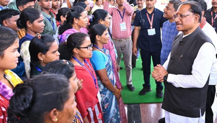 मुख्यधारा की ओर लौटता विश्वास : 140 आत्मसमर्पित नक्सलियों ने मुख्यमंत्री विष्णु देव साय से की मुलाकात