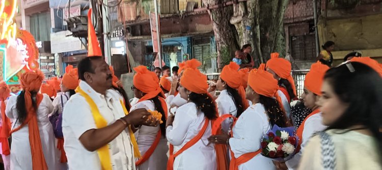 चेट्रीचंड महोत्सव के अवसर पर सिंधी समाज की लाखे नगर से निकली शोभा यात्रा का प्रदेश कांग्रेस कमेटी के महामंत्री कन्हैया अग्रवाल के नेतृत्व में पुरानी बस्ती में पुष्प वर्षा करके जोरदार स्वागत किया गया ।