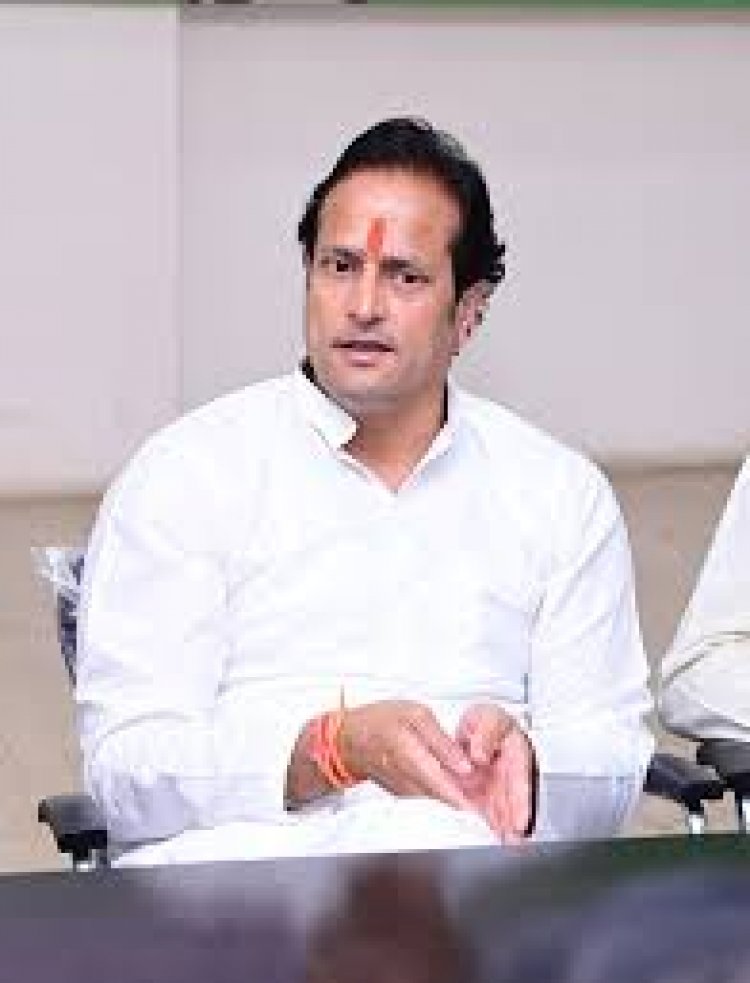 देश के स्वतंत्रता संग्राम सेनानियों, महापुरूषों से लेकर भूतपूर्व प्रधानमंत्रियों के नाम से नामांकित योजनाएँ एवं स्मारकों के नामों को बदला जा रहा है