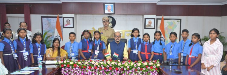 राज्यपाल श्री डेका से धमतरी के सुदूर वनांचल क्षेत्र के प्रतिभाशाली बच्चों ने की आत्मीय मुलाकात