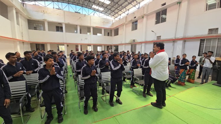 उपमुख्यमंत्री  विजय शर्मा ने पुनर्वास केंद्र दंतेवाड़ा में युवाओं से की मुलाकात