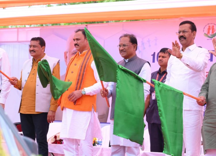 प्रदेश की लाइफलाइन हुई सशक्त: मुख्यमंत्री विष्णुदेव साय ने 370 नई एम्बुलेंस को दिखाई हरी झंडी