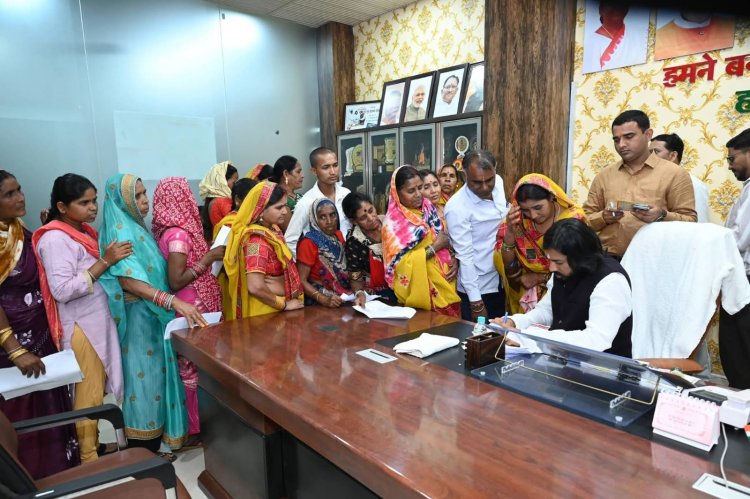 आरंग जनदर्शन में 179 आवेदन प्राप्त - मंत्री गुरु खुशवंत साहेब के निर्देश पर अधिकांश का मौके पर निराकरण, जल संकट पर विशेष प्राथमिकता