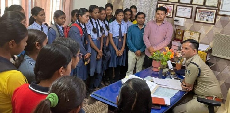 स्वामी आत्मानंद स्कूल के छात्राओं ने किया थाने का भ्रमण:पुलिस कार्यप्रणाली और कानून की जानकारी दी गई