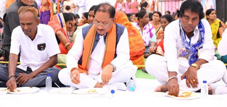 संविधान के मूल्यों को जन-जन तक पहुंचाने का संकल्प: समरसता भोज में शामिल हुए मुख्यमंत्री साय