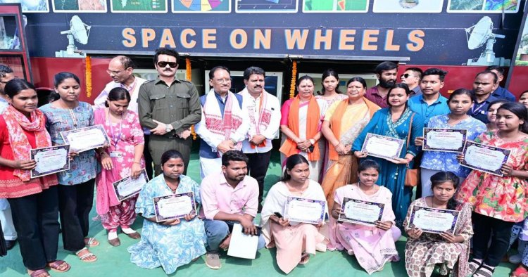 स्पेस ऑन व्हील्स' बना जशपुर के बच्चों के लिए अंतरिक्ष ज्ञान का चलता-फिरता विद्यालय