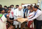 CG : केंद्रीय गृहमंत्री अमित शाह ने चखा बस्तर की इमली का स्वाद, बोले – खट्टा नहीं बल्कि मीठा