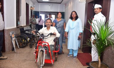 दिव्यांग बुद्ध सिंह को मिला मोटराइज्ड ट्रायसायकल