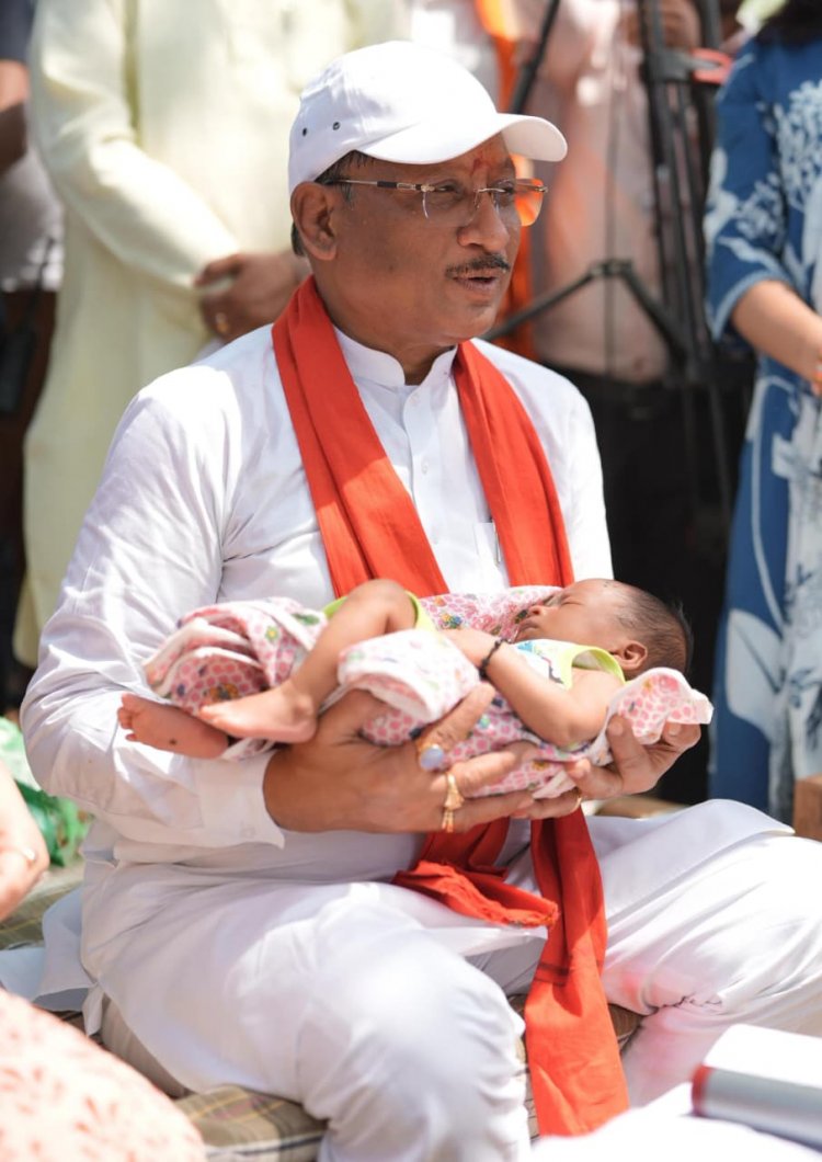 एक माह के नवजात का मुख्यमंत्री ने किया नामकरण, “रविशंकर” नाम से गूंजा गांव का आंगन